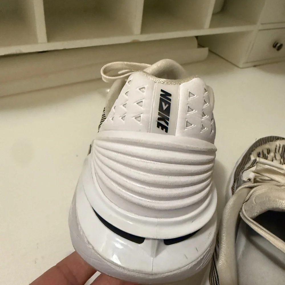 Nike FJ8915-100 Air Zoom GT Cut 2 White Running Sneaker Shoes Men size 11